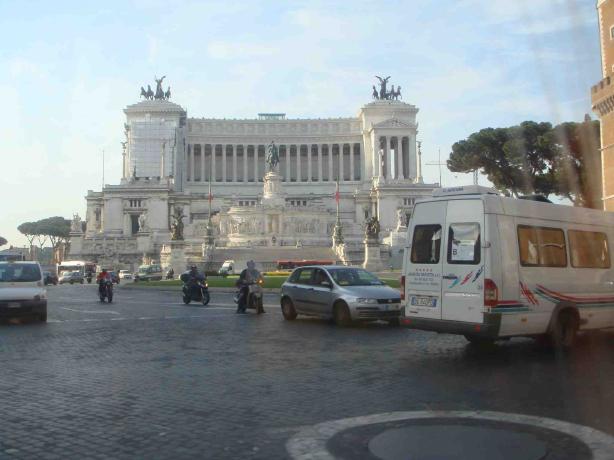 ベネツィア広場。エマヌエレ２世記念堂。